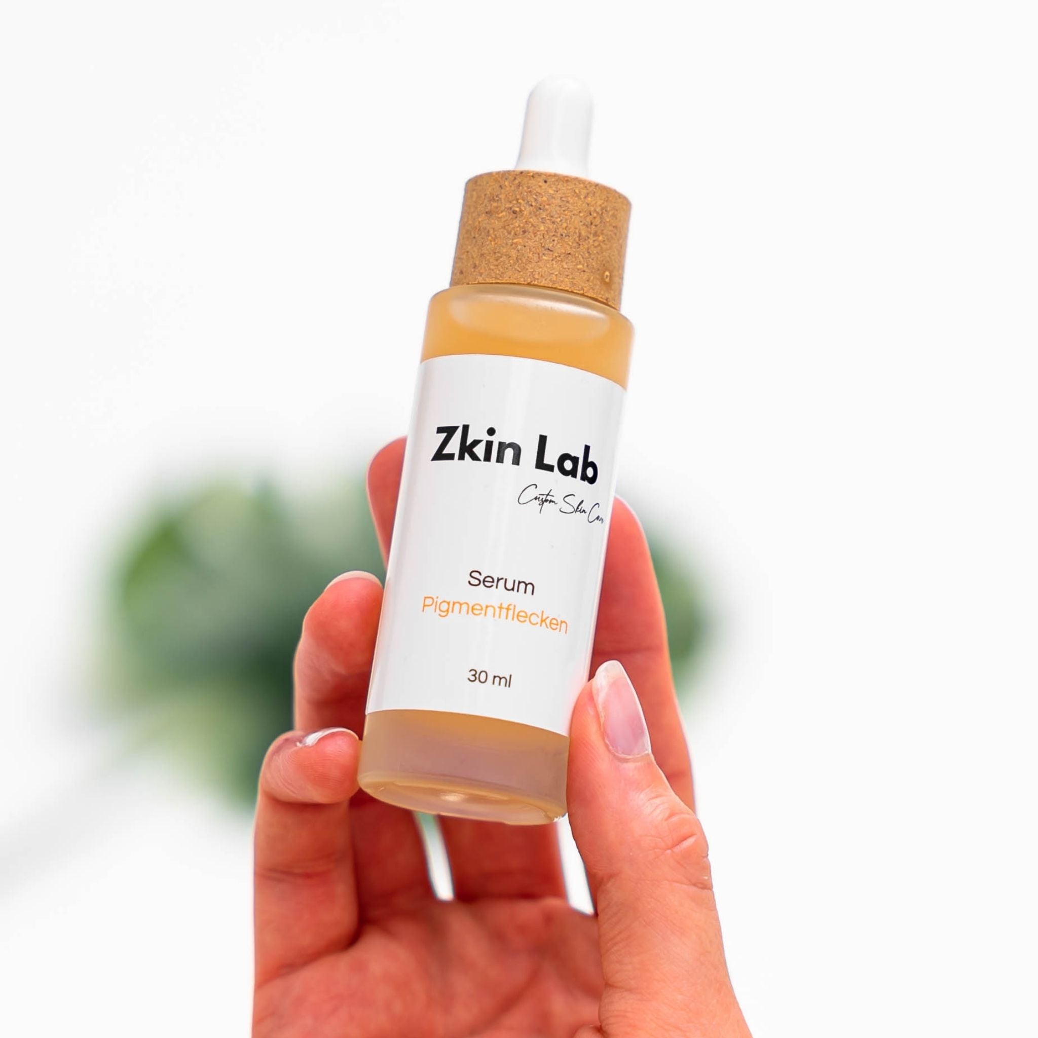 Zkin Lab Serum Pigmentflecken in der Hand